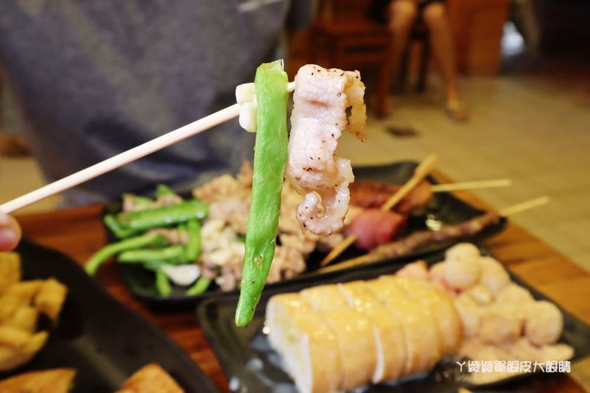 竹北鹽酥雞推薦阿力香雞排竹北文興店！整隻龍蝦包進雞排，居酒屋內用座位還有啤酒機冰淇淋機