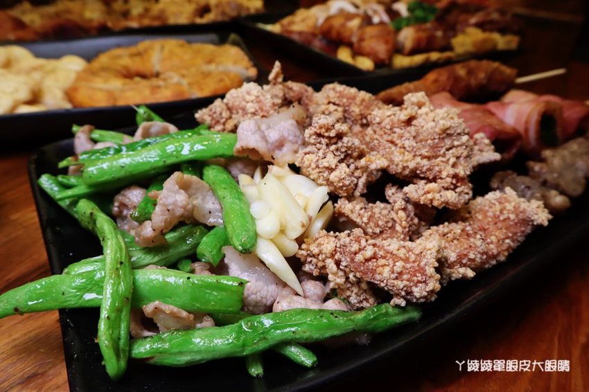 竹北鹽酥雞推薦阿力香雞排竹北文興店！整隻龍蝦包進雞排，居酒屋內用座位還有啤酒機冰淇淋機