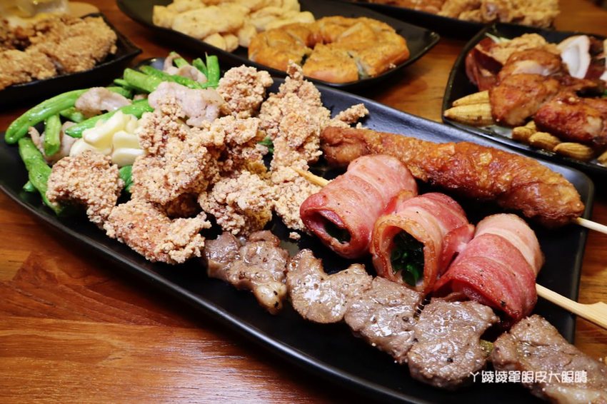 竹北鹽酥雞推薦阿力香雞排竹北文興店！整隻龍蝦包進雞排，居酒屋內用座位還有啤酒機冰淇淋機