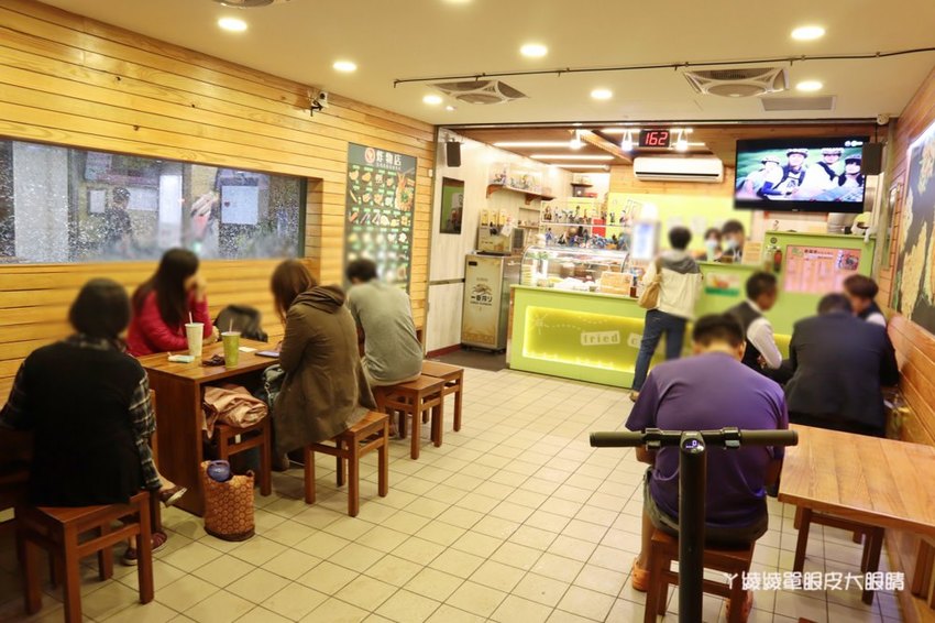 竹北鹽酥雞推薦阿力香雞排竹北文興店！整隻龍蝦包進雞排，居酒屋內用座位還有啤酒機冰淇淋機