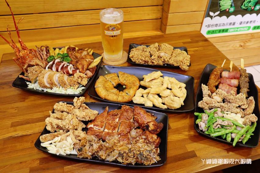 竹北鹽酥雞推薦阿力香雞排竹北文興店！整隻龍蝦包進雞排，居酒屋內用座位還有啤酒機冰淇淋機