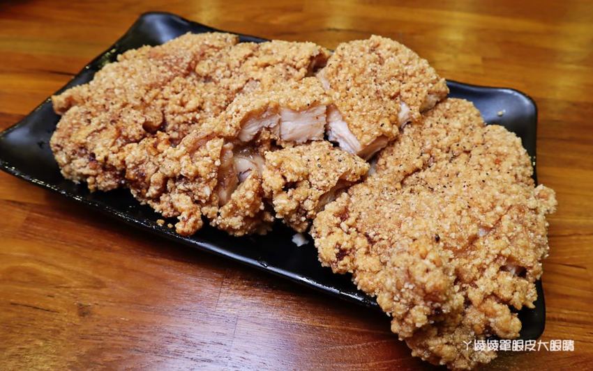 竹北鹽酥雞推薦阿力香雞排竹北文興店！整隻龍蝦包進雞排，居酒屋內用座位還有啤酒機冰淇淋機