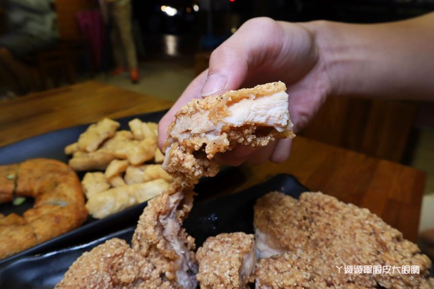 竹北鹽酥雞推薦阿力香雞排竹北文興店！整隻龍蝦包進雞排，居酒屋內用座位還有啤酒機冰淇淋機