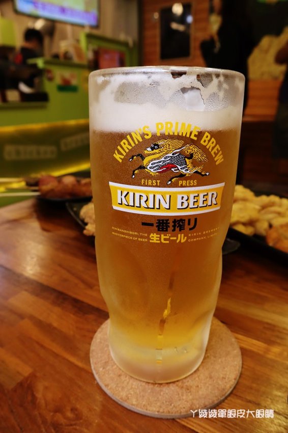 竹北鹽酥雞推薦阿力香雞排竹北文興店！整隻龍蝦包進雞排，居酒屋內用座位還有啤酒機冰淇淋機