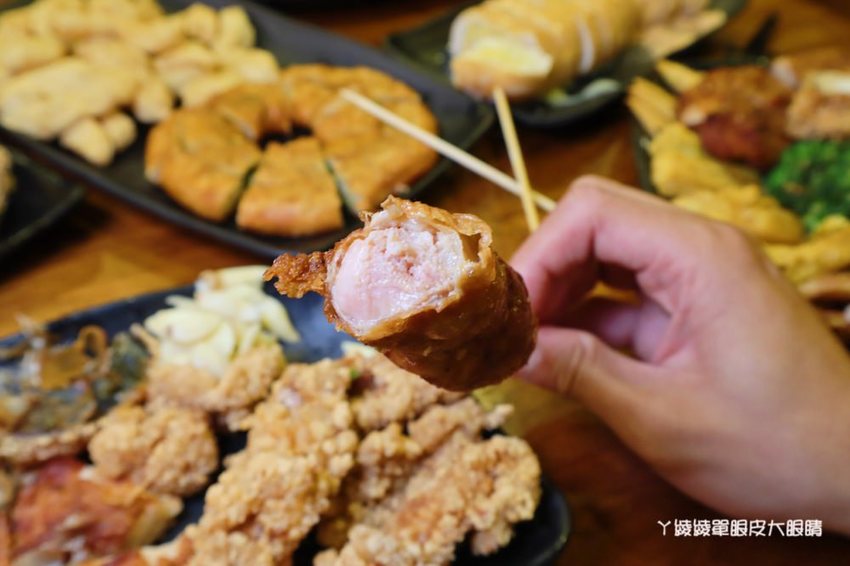 竹北鹽酥雞推薦阿力香雞排竹北文興店！整隻龍蝦包進雞排，居酒屋內用座位還有啤酒機冰淇淋機