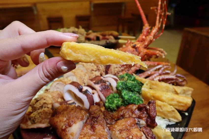 竹北鹽酥雞推薦阿力香雞排竹北文興店！整隻龍蝦包進雞排，居酒屋內用座位還有啤酒機冰淇淋機