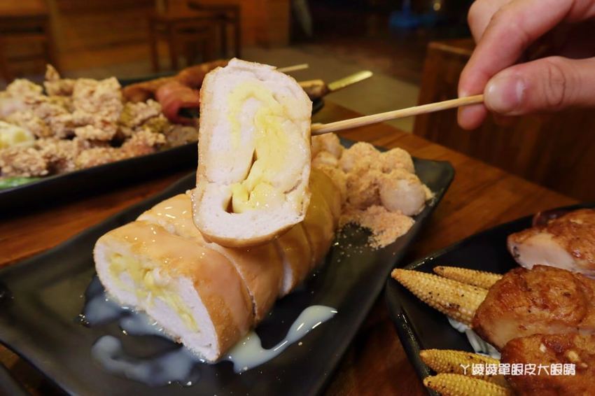 竹北鹽酥雞推薦阿力香雞排竹北文興店！整隻龍蝦包進雞排，居酒屋內用座位還有啤酒機冰淇淋機