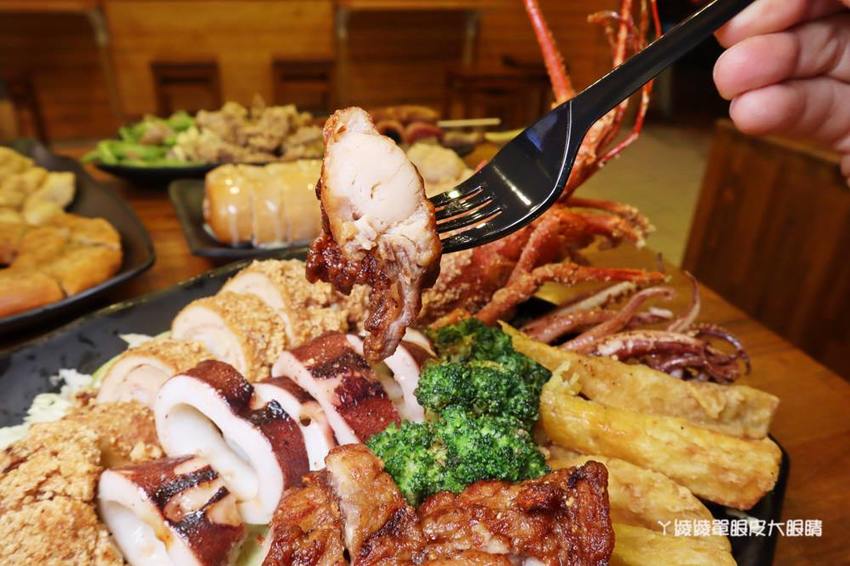 竹北鹽酥雞推薦阿力香雞排竹北文興店！整隻龍蝦包進雞排，居酒屋內用座位還有啤酒機冰淇淋機