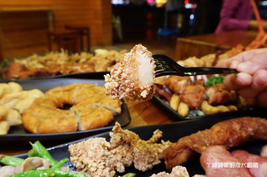 竹北鹽酥雞推薦阿力香雞排竹北文興店！整隻龍蝦包進雞排，居酒屋內用座位還有啤酒機冰淇淋機