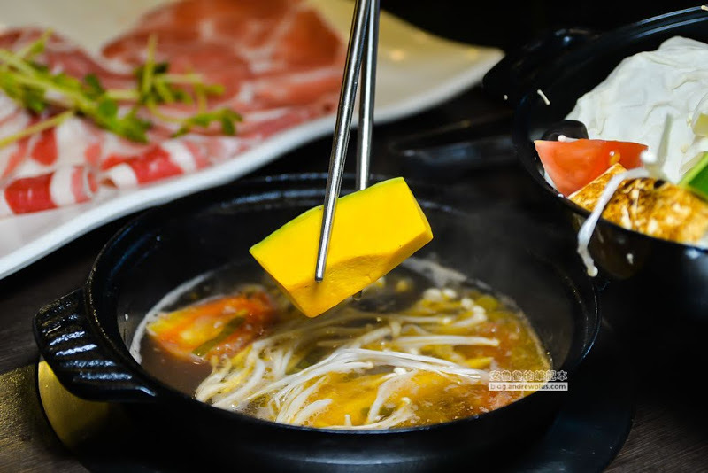 肉多多火鍋-板橋實踐店-新推出爆炒石頭火鍋湯頭,299元套餐肉肉吃得超過癮