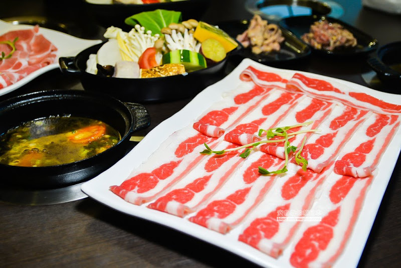 肉多多火鍋-板橋實踐店-新推出爆炒石頭火鍋湯頭,299元套餐肉肉吃得超過癮