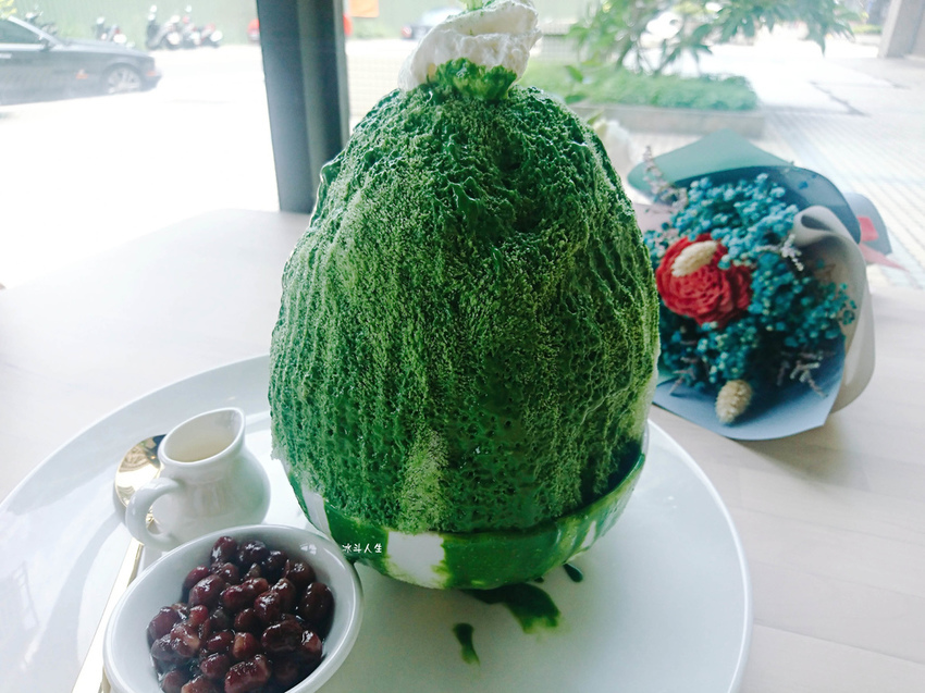 美食窩客 蔣妮 推薦「花居樂花坊 在花店裡吃冰」