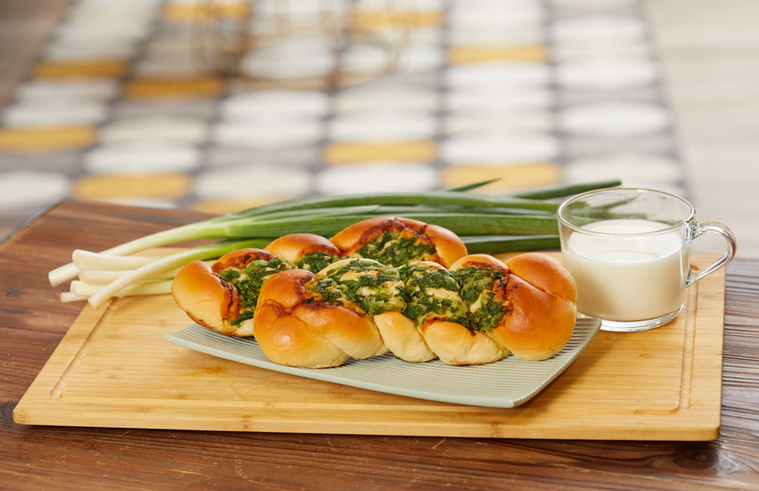 手工編織雙螺旋麵包，加上滿滿蔥花附著在麵包體，非常適合早餐補充元氣