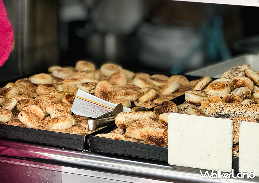 南港胡椒餅老店「老張炭烤燒餅店」一賣就是30年/ WalkerLand窩客島整理提供 未經許可不可轉載。