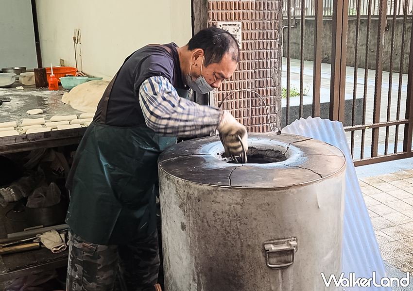 ▲▼基隆暖暖必吃「萬金缸爐碳烤燒餅」去年搬至現址後，店面更加乾淨整潔 / WalkerLand窩客島編輯 蕭芷琳 拍攝​​​​​​​