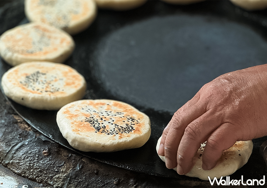 ▲中壢平價美食「徐記紅糖餅」以老麵發酵，麵團揉捏至柔韌，包入特製紅糖餡 / WalkerLand窩客島 蕭芷琳 拍攝​​​​​​​