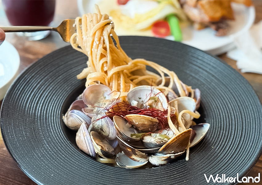 ▲▼台北餐酒館「OZ Cafe & Bistro」推薦菜單：白酒蛤蠣義大利麵 $400（建議搭配自製辣醬） / WalkerLand窩客島 蕭芷琳 拍攝