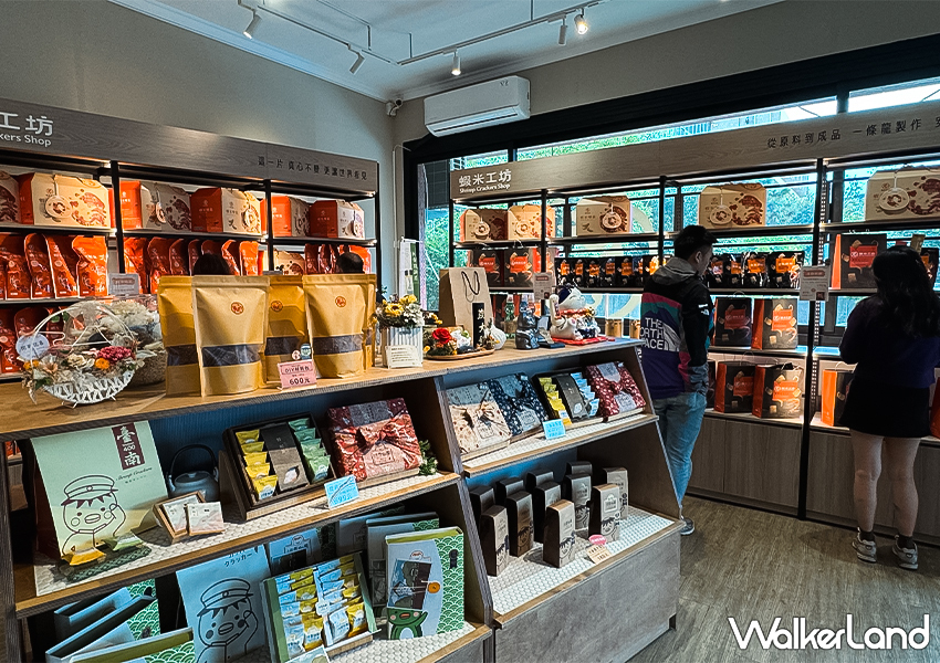▲▼台南伴手禮「蝦米工坊」蝦餅專賣店推薦品項：蝦米彎菓蝦餅 $90、迷你蝦餅 $69、河童仙菓 $60 / WalkerLand窩客島 蕭芷琳 拍攝