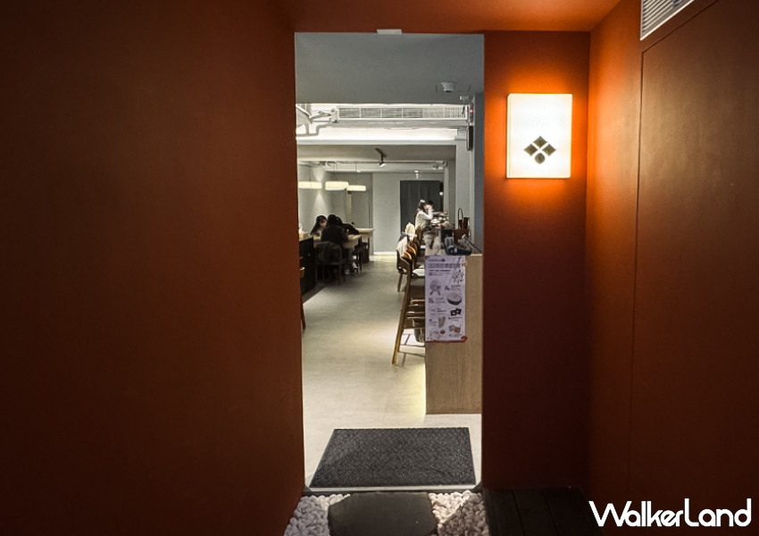 位於大安路巷弄內，「しゃぶ信玄」距離捷運忠孝復興站約步行7分鐘即可抵達