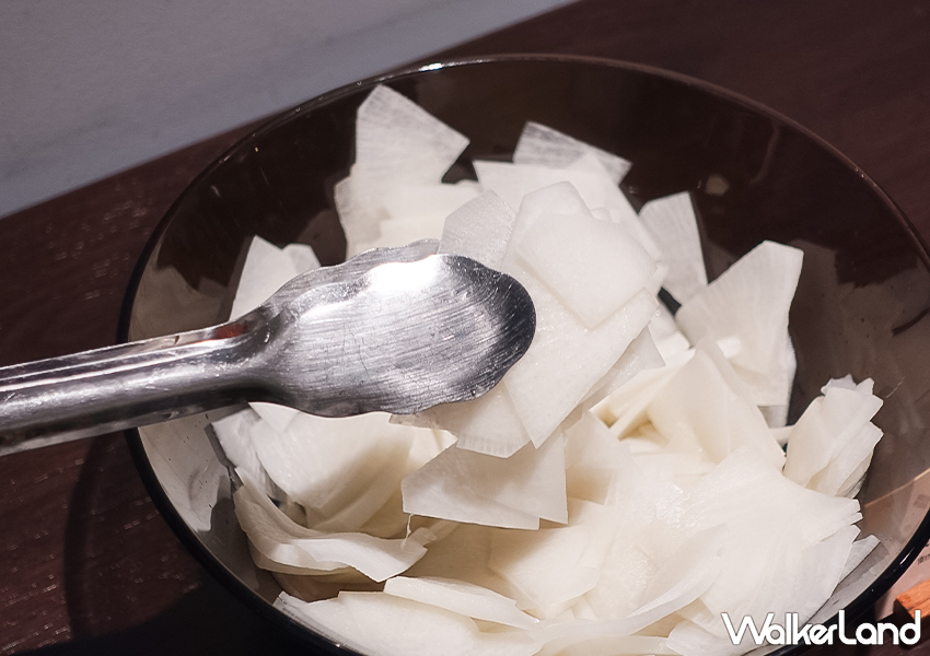 顧客可依喜好自由取用自助吧上的小菜，如醃漬蘿蔔、胡麻秋葵、菇類漬物等，增添風味與口感變化。