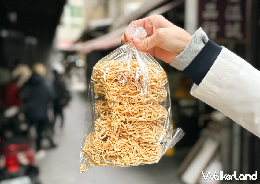 ▲台南必買伴手禮「新億成製麵店」推薦菜單：炸意麵 $60 / WalkerLand窩客島 蕭芷琳 拍攝