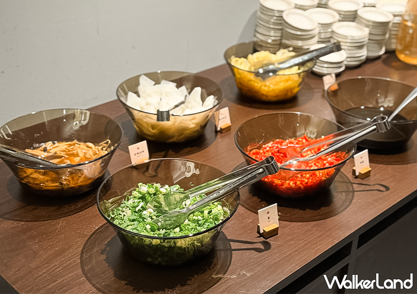 顧客可依喜好自由取用自助吧上的小菜，如醃漬蘿蔔、胡麻秋葵、菇類漬物等，增添風味與口感變化。