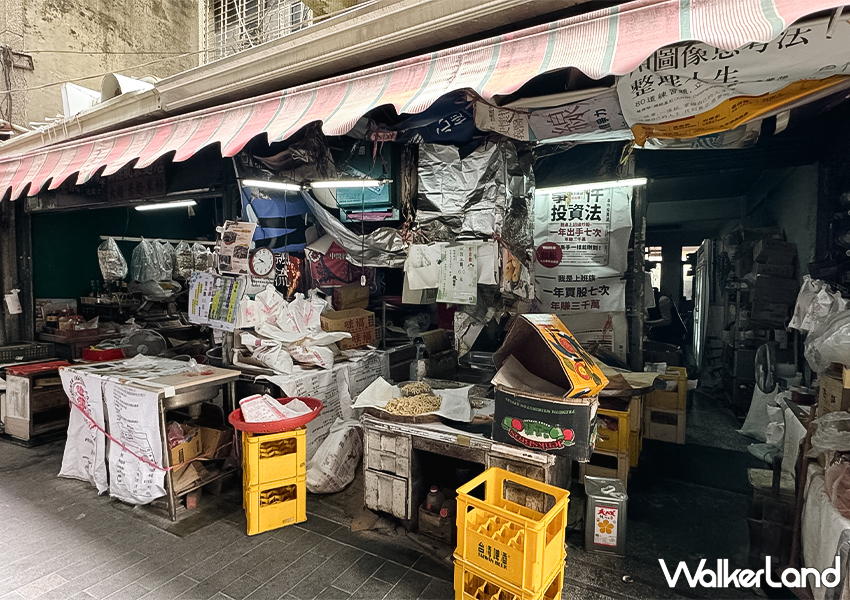 ▲台南必買伴手禮「新億成製麵店」就隱藏在友愛市場巷弄中，低調製麵廠傳承數十年的手藝 / WalkerLand窩客島 蕭芷琳 拍攝