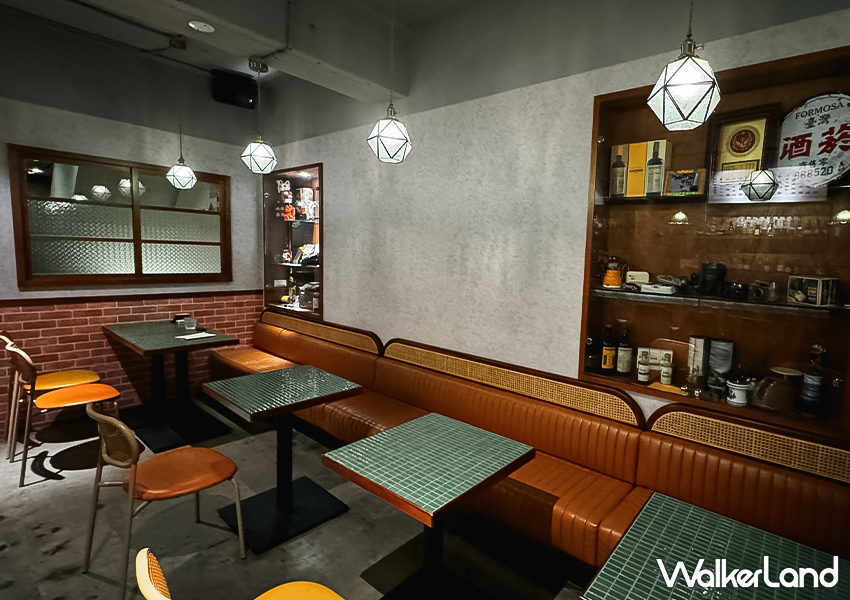▲以綠色馬賽克磚吧台、老式收音機點綴，來到西門町酒吧「冰茶專賣店」宛如時光隧道​​​​​​​ / WalkerLand窩客島 蕭芷琳 拍攝