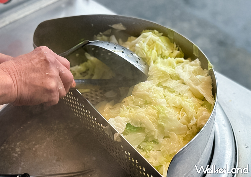 ▲基隆潤餅推薦「現做潤餅」高麗菜相當豐富，配上酥脆蛋酥，口感豐富而不油膩 / WalkerLand窩客島 蕭芷琳 拍攝