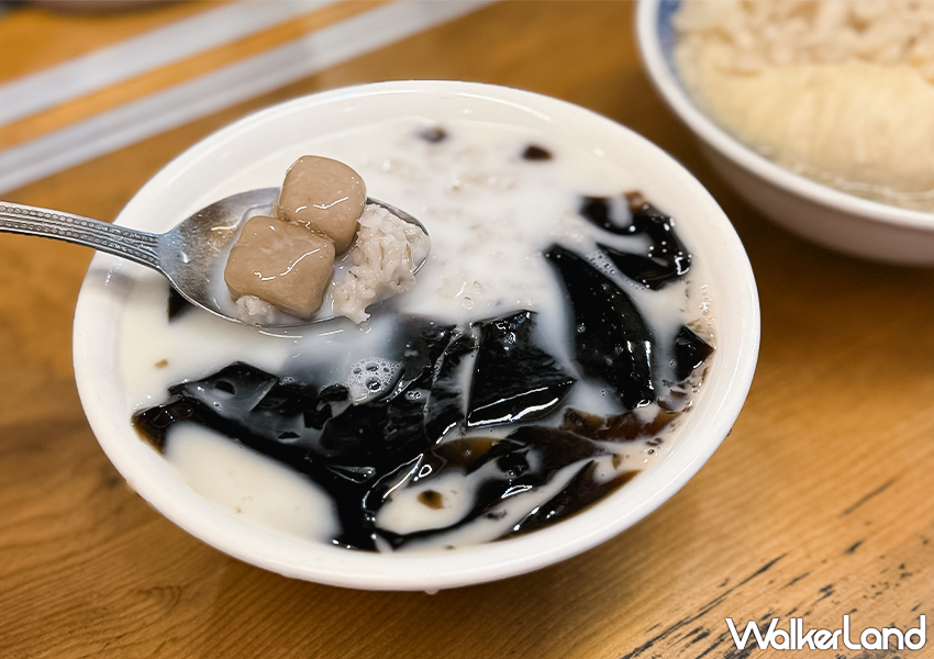 ▲瑞芳車站必吃「保雲芋圓」推薦菜單：牛奶嫩仙草(兩種配料) $50 / WalkerLand窩客島 蕭芷琳 拍攝