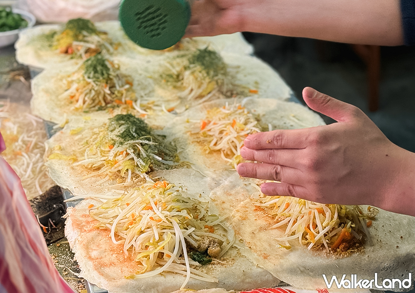▲南機場夜市必吃「吾旺再季 (原松青潤餅)」​​​​​​​以手工製作的Q彈潤餅皮，包裹滿滿的餡料為招牌 / WalkerLand窩客島 蕭芷琳 拍攝