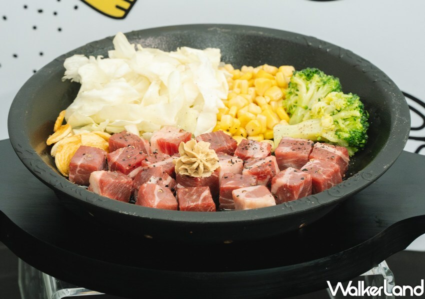 ▲主打現場自助鐵板烹調，以專利鑄鐵板保溫長達30分鐘以上，讓每一口都維持最佳溫度 / 胡椒廚房 提供、WalkerLand窩客島整理