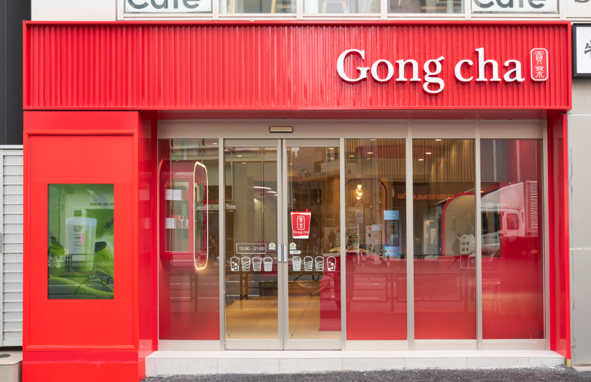 ▲鮮紅亮眼的店面坐落在原宿人來人往的街道旁特別吸睛。