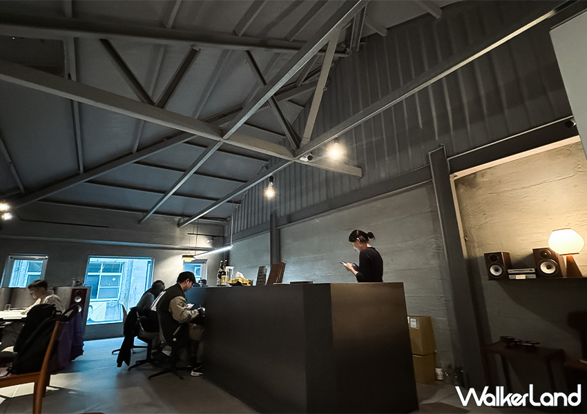 ▲高雄深夜咖啡廳「Koou Coffee」不只是喝咖啡的地方，更是讓人安靜坐下、細細感受城市與生活交錯脈動的據點 / WalkerLand窩客島 蕭芷琳 拍攝