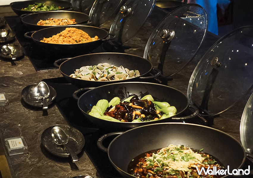 ▲台北君悅酒店 buffet「凱菲屋」本次活動仍維持原有中、西、印、日等料理專區與現作甜點 / WalkerLand窩客島 蕭芷琳 拍攝 ▲台北君悅酒店 buffet「凱菲屋」本次活動仍維持原有中、西、印、日等料理專區與現作甜點 / WalkerLand窩客島 蕭芷琳 拍攝