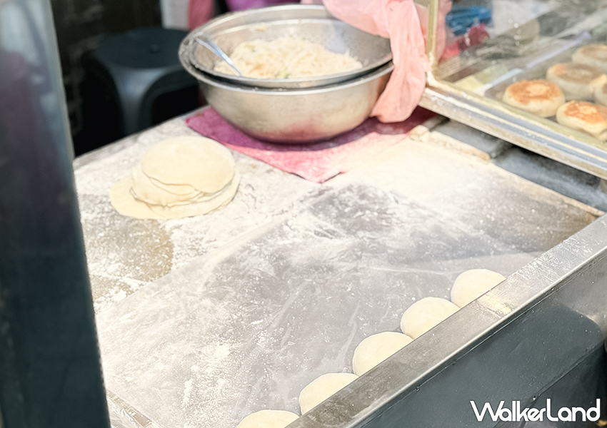 ▲基隆美食推薦「阿胖餡餅」原本是藏身騎樓的小攤，現已擁有專屬店面 / WalkerLand窩客島 蕭芷琳 拍攝