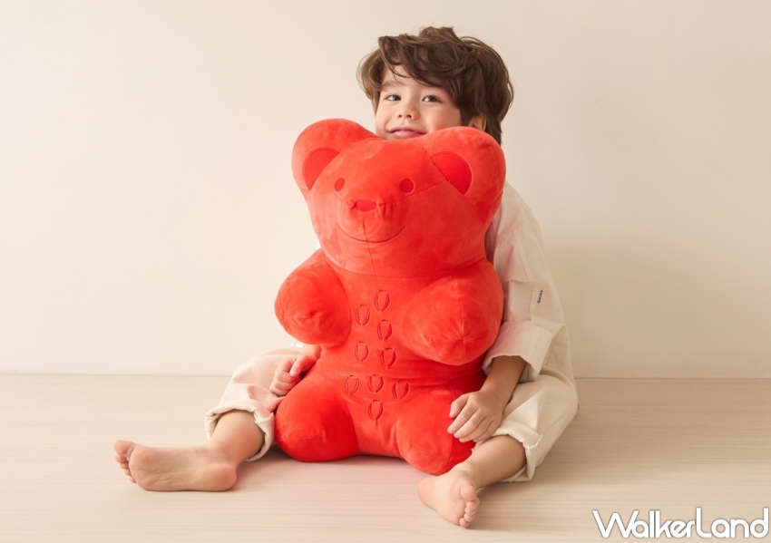▲HOLA x HARIBO推出48公分超大抱枕、小熊軟糖迷你吊飾 / WalkerLand窩客島 張人尹 拍攝