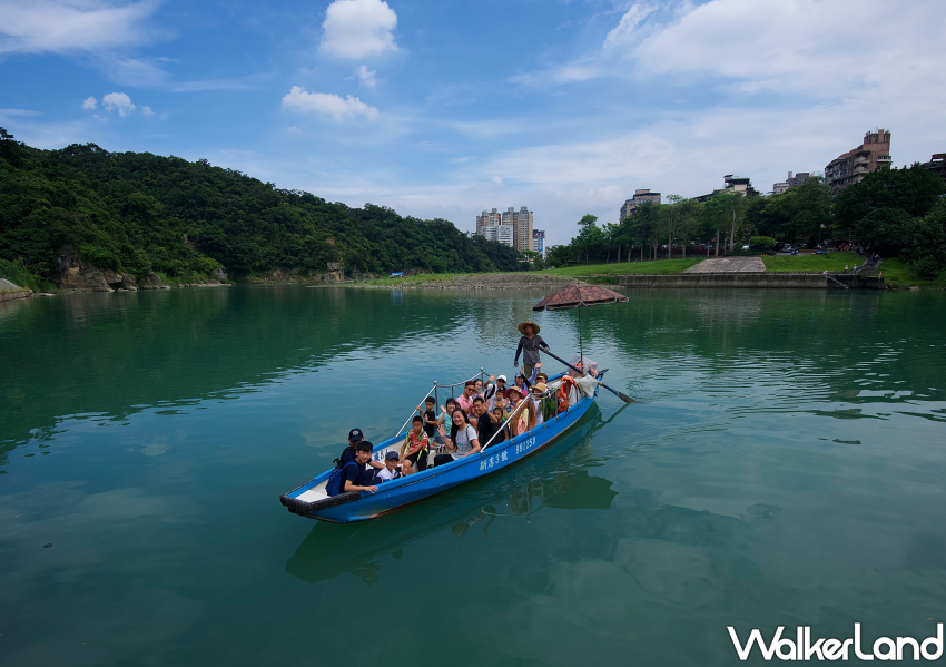 新北賞螢火蟲新玩法！擺渡過河賞螢秘境推薦，搭捷運就出發玩。