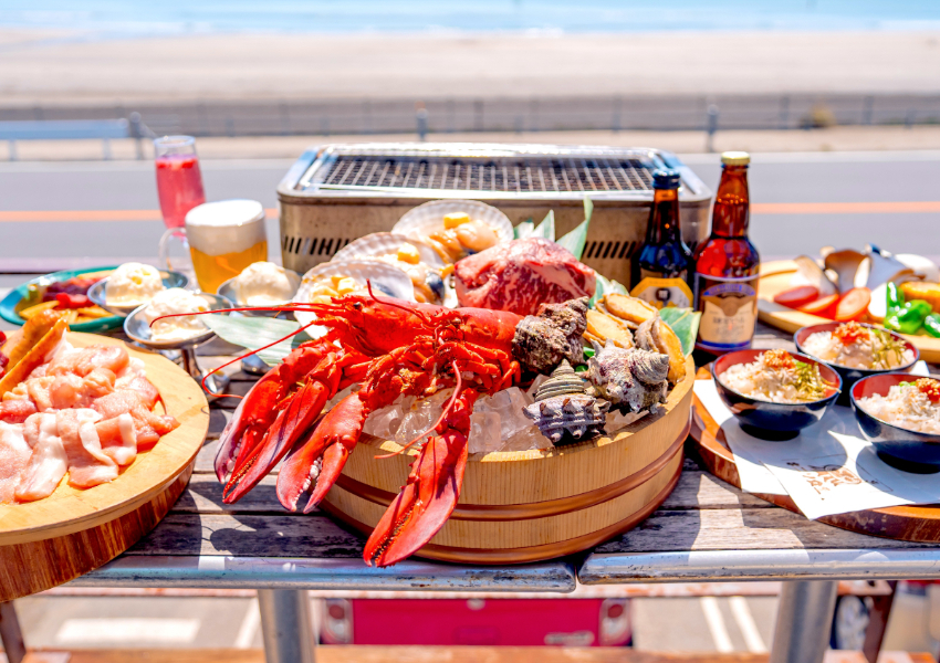 鎌倉海景燒肉店推薦！海邊木匠食堂 生啤喝到飽不加價，夏天來海邊大口吃肉、大口喝酒。