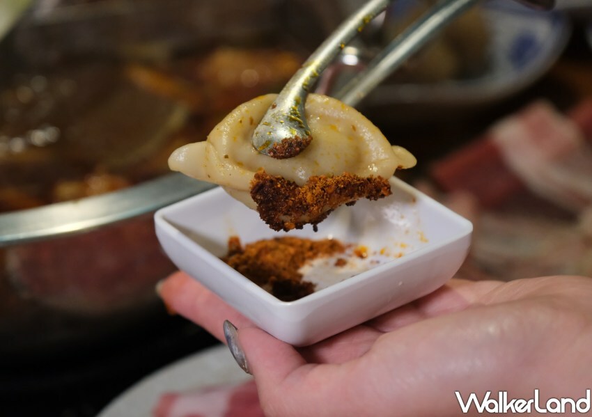 ▲限量必點「麻辣餃」沾上專屬乾碟辣粉香麻過癮 / WalkerLand窩客島 鄭雅之 拍攝 ▲限量必點「麻辣餃」沾上專屬乾碟辣粉香麻過癮 / WalkerLand窩客島 鄭雅之 拍攝