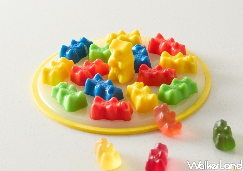 ▲HOLA聯名HARIBO小熊軟糖9款周邊,巨大小熊軟糖抱枕、繽紛馬克杯、點心盤、香氛石 / HOLA提供、WalkerLand窩客島整理