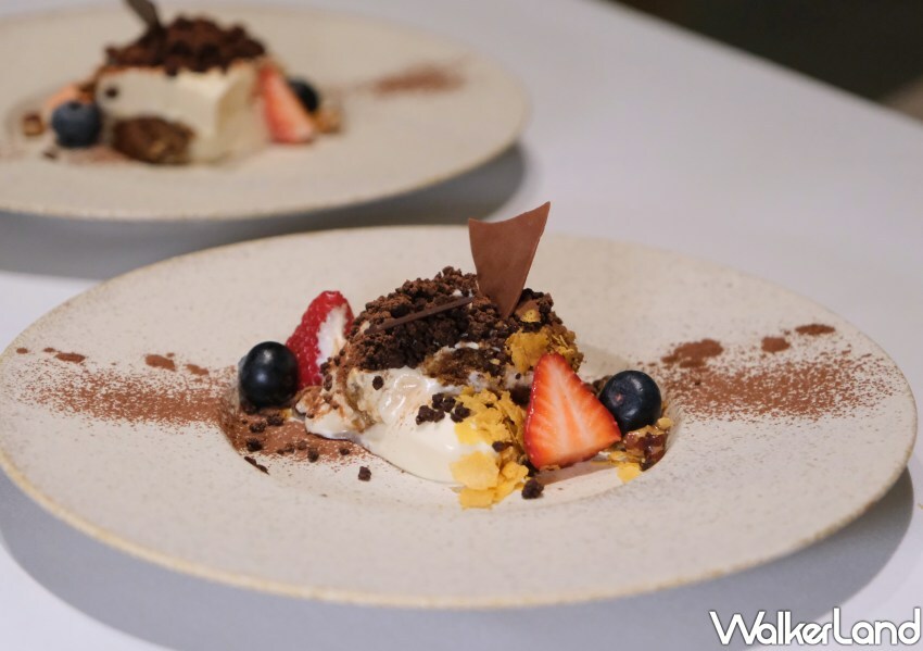 ▲將義大利經典提拉米蘇融入桌邊服務儀式，賓客可依喜好選擇專屬配料 / WalkerLand窩客島 鄭雅之 拍攝