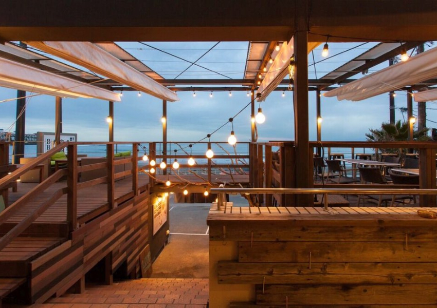 鎌倉海景燒肉店推薦！海邊木匠食堂 生啤喝到飽不加價，夏天來海邊大口吃肉、大口喝酒。