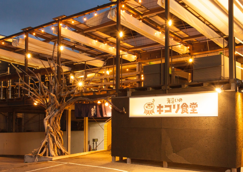 鎌倉海景燒肉店推薦！海邊木匠食堂 生啤喝到飽不加價，夏天來海邊大口吃肉、大口喝酒。