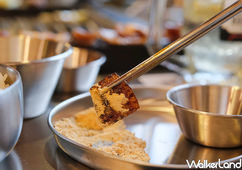 ▲金豬食堂甜點烤豬皮沾上蒜蓉醬油、黃豆粉 / WalkerLand窩客島 鄭雅之 拍攝