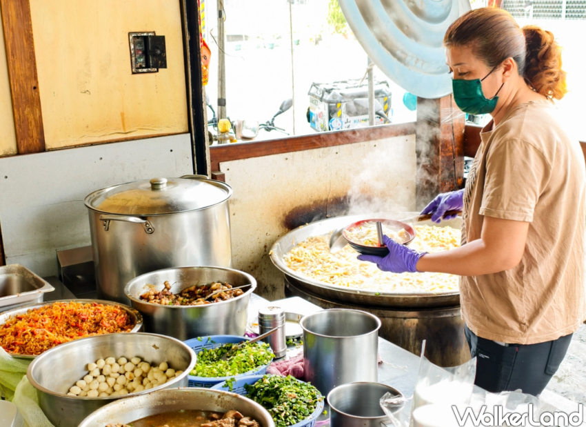 隱藏版屏東萬丹美食!社皮飯湯 在地人也狂排的飯湯老店,滿滿配料吃好吃滿。