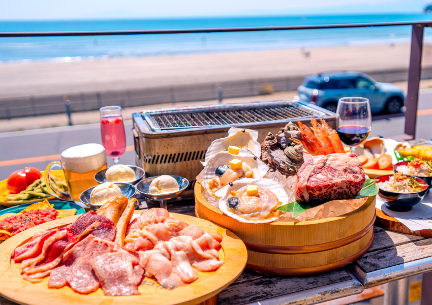 鎌倉海景燒肉店推薦！海邊木匠食堂 生啤喝到飽不加價，夏天來海邊大口吃肉、大口喝酒。
