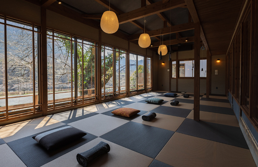 東京近郊溫泉秘境!日本罕見車站直達溫泉會館,邊泡湯邊看火車超療癒。 東京近郊溫泉秘境!日本罕見車站直達溫泉會館,邊泡湯邊看火車超療癒。