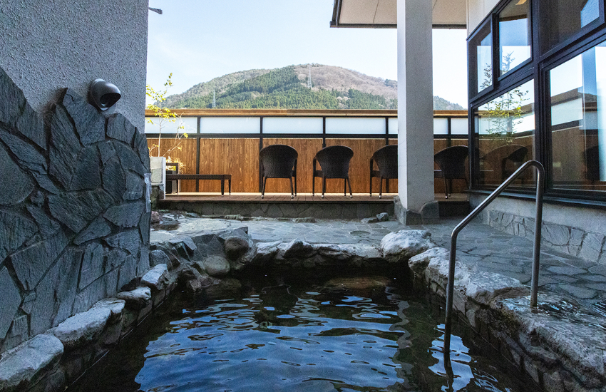 東京近郊溫泉秘境!日本罕見車站直達溫泉會館,邊泡湯邊看火車超療癒。 東京近郊溫泉秘境!日本罕見車站直達溫泉會館,邊泡湯邊看火車超療癒。