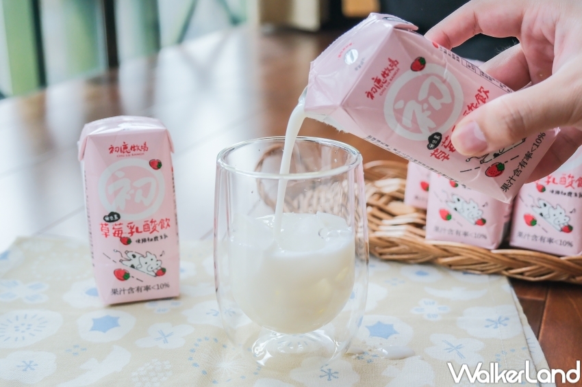▲初鹿牧場限定草莓乳酸飲,以常溫保存,夏天更建議冰著喝、加冰塊喝起來更爽 / WalkerLand窩客島 張人尹 拍攝 ▲初鹿牧場限定草莓乳酸飲,以常溫保存,夏天更建議冰著喝、加冰塊喝起來更爽 / WalkerLand窩客島 張人尹 拍攝